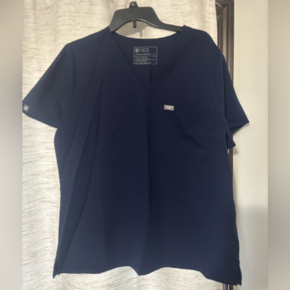 XL figs scrub top